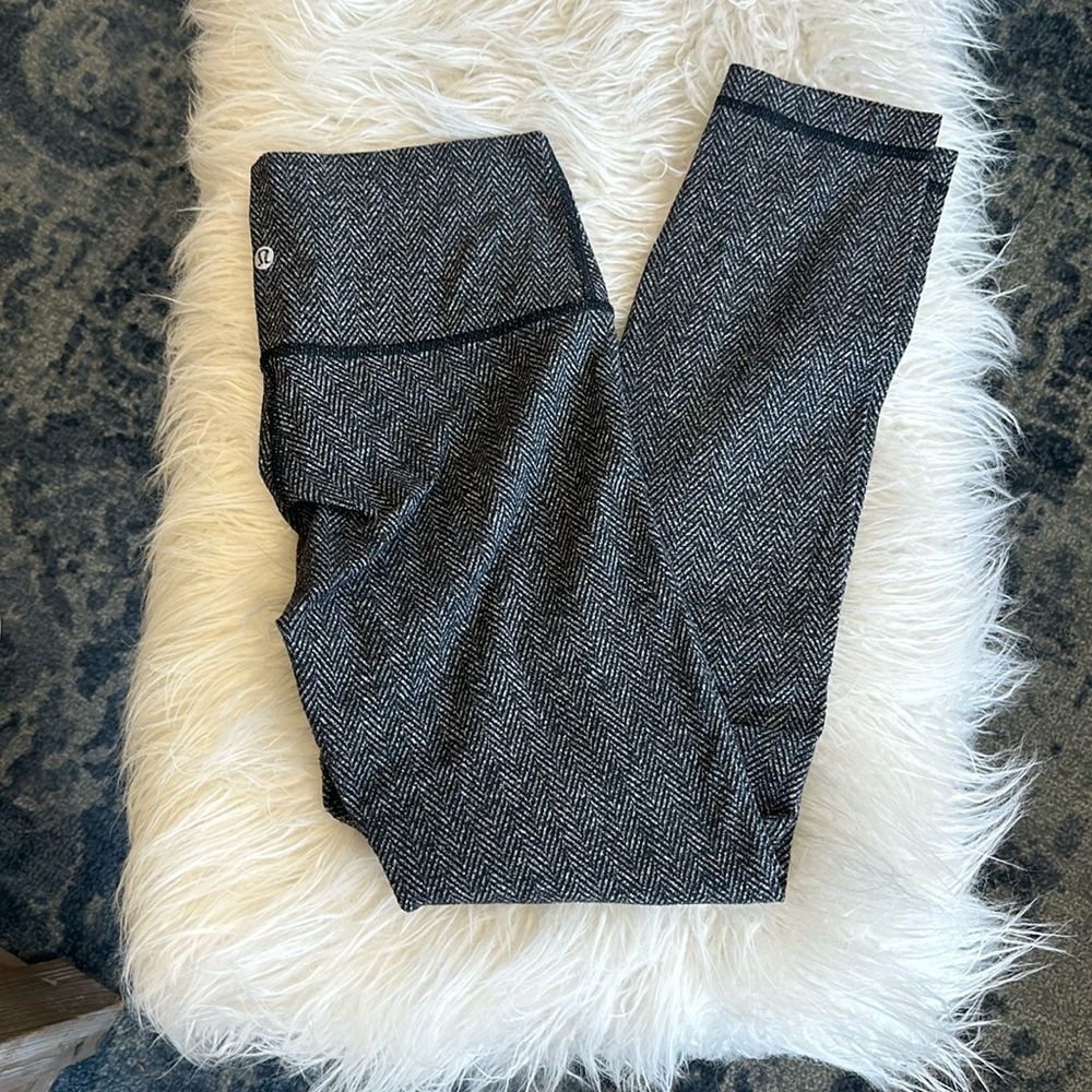Lululemon leggings midrise size 6, black and gray
